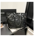Borsa tote nera minimalista con motivi a fiocco a rilievo e fibbie metalliche - Nero