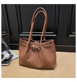 Nahaufnahme einer braunen Shopper-Tasche mit Webstruktur und Leder-Schulterriemen - Kaffeebraun