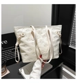 Borsa tote bianco crema con motivi a fiocco goffrati e doppi spallacci - Bianco