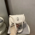 Borsa a tracolla retrò color crema in ecopelle con dettagli argento e cerniere frontali - Bianco