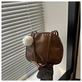Elegante bolso de mano de cuero PU marrón con un colgante de pompón de piel sintética - Marrón con Colgante