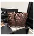 Borsa tote marrone con fiocco a rilievo, dettagli a coulisse e finiture dorate - caffè