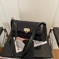 Borsa baguette nera con texture miste e fibbia rotonda dorata dal design minimalista - Nero