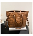 Dettaglio borsa shopper marrone con texture a rilievo a fiocco e fibbie in metallo dorato - Marrone