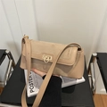 Borsa a spalla baguette beige minimalista con chiusura a scatto dorata e camoscio - Cachi