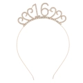 Détail de la couronne dorée du 16ème anniversaire avec strass blancs et motifs de cœur - Doré