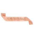 Détail de l'écharpe en satin or rose avec texte It's My 70th Birthday pour fête d'anniversaire - Taille unique / Style 70ème Anniversaire (JD004)