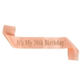 Vue détaillée de l'écharpe rose gold 30e anniversaire en satin brillant avec texte élégant - Taille unique / Style 30ème Anniversaire (JD004)