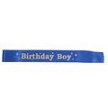 Dettaglio fascia compleanno blu scuro con stelle dorate e scritta Birthday Boy - Stile Stella Blu Oro