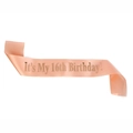 Dettaglio dell'elegante fascia in raso oro rosa con la scritta It's My 16th Birthday - Taglia unica / Stile 16º Compleanno (JD004)