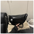 Detalle de un bolso de media luna negro brillante con correa anudada y cuenta decorativa - Negro