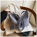 Borsa tote in tela jacquard con strisce geometriche blu e bianche e ampia tracolla morbida - Blu