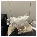 Primer plano de bolso tote blanco tipo media luna con correa anudada y perla decorativa - Blanco