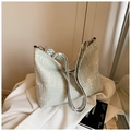 Dettaglio della borsa tote jacquard verde menta con motivo geometrico e tracolla larga - Verde
