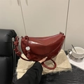 Schlichte weinrote Halbmond-Schultertasche aus glänzendem Wachsleder mit Knotendetail - Rot
