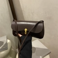 Minimalistische karamelbruine leren crossbodytas met verfijnde gouden metalen gesp - koffiekleur