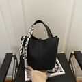 Zwarte lychee lederen emmer tas met decoratieve stippen sjaal en verstelbare riem - Zwart
