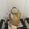 Minimalistische camel lederen emmertas met polkadotsjaal en afneembare schouderriem - Khaki