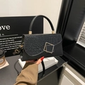 Sac à main noir avec rabat motif crocodile et boucle métallique géométrique dorée - Noir