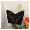 Detail der Wildleder-Einkaufstasche mit Leopardenmuster und goldener Kette - Schwarz