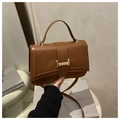 Vista dettagliata della borsa a tracolla marrone vintage con fibbia dorata e manico - Marrone