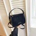 Borsa a mano minimalista nera in finta pelle e camoscio con dettagli in oro - Nero