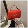 Dettaglio borsa trapuntata rossa con elegante chiusura in metallo dorato e manico superiore - Rosso