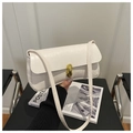 Gros plan du sac à bandoulière blanc à motif crocodile avec son fermoir en métal doré chic - Blanc