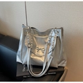 Silberne Metallic-Tragetasche mit Schleifendetail und Kettenriemen für Damen - Silber