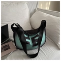 Dettaglio della texture sfumata e della scritta FE sulla grande borsa shopper casual - Verde