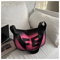 Dettaglio borsa a tracolla a mezzaluna con sfumatura nero-rosa e logo FE in stile urbano - Rosa