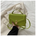 Minimalistische avocadogroene crossbodytas met gouden draaislot en stijlvolle V-naad - Groen