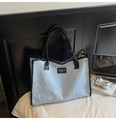 Bolso tote acolchado azul claro con bordado de ondas coloridas y etiqueta negra - Azul
