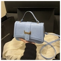Borsa a tracolla trapuntata azzurra in pelle con fibbia dorata e manico superiore - Blu
