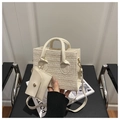 Dettaglio borsa tote in paglia color crema con mini pochette e manici cilindrici - Bianco