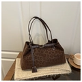 Dunkelbraune Tote Bag mit Leopardenmuster, Lederriemen und Metallschnalle auf Plüsch - Kaffeebraun