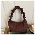 Bolso medialuna marrón de ante sintético con asa plisada y estilo minimalista - café