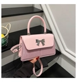 Dettaglio borsa rosa con fibbia a fiocco argento e trama intrecciata glitterata - Rosa