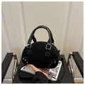 Detalle del bolso bowling negro mate con tachuelas plateadas en silla vintage - Negro