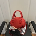 Sac bowling rouge rétro avec rivets argentés, sac à main minimaliste en suédine - Sac à Main Semicirculaire Rouge Sac Bandoulière (Rouge) / Rouge