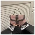 Detail der Vintage-Wildledertasche mit weißen Kontrastnähten und großer Metallschnalle - Rosa