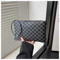Gros plan du motif monogramme vintage et de la fermeture éclair dorée de la pochette - Rick Morty McDonald Noir