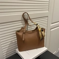 Minimalistische braune Tragetasche aus Mattleder mit Ziernaht und stilvollem Seidenschal - Braun