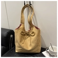 Dettaglio della borsa tote in camoscio cammello con fiocco e fodera a quadretti - Cachi