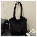 Dettaglio della borsa tote in pelle scamosciata nera con fiocco e fodera pied de poule - Nero