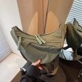 Armeegrüne Nylon-Halbmondtasche mit gewebtem Reißverschluss und verstellbarem Riemen - Grün