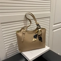Minimalistische khakifarbene Leder-Tote-Bag mit Vintage-Seidenschal am Handgriff - Khaki