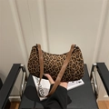Retro Handtasche mit Leopardenmuster aus Wildleder und braunen Lederriemen für Damen - Leopardenbraun