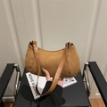 Damen Hobo-Tasche in Karamell aus Wildlederimitat mit Lederriemen und Reißverschluss - Braun
