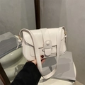 Borsa a tracolla beige minimalista con design a fibbia larga per un look chic da ufficio - Bianco